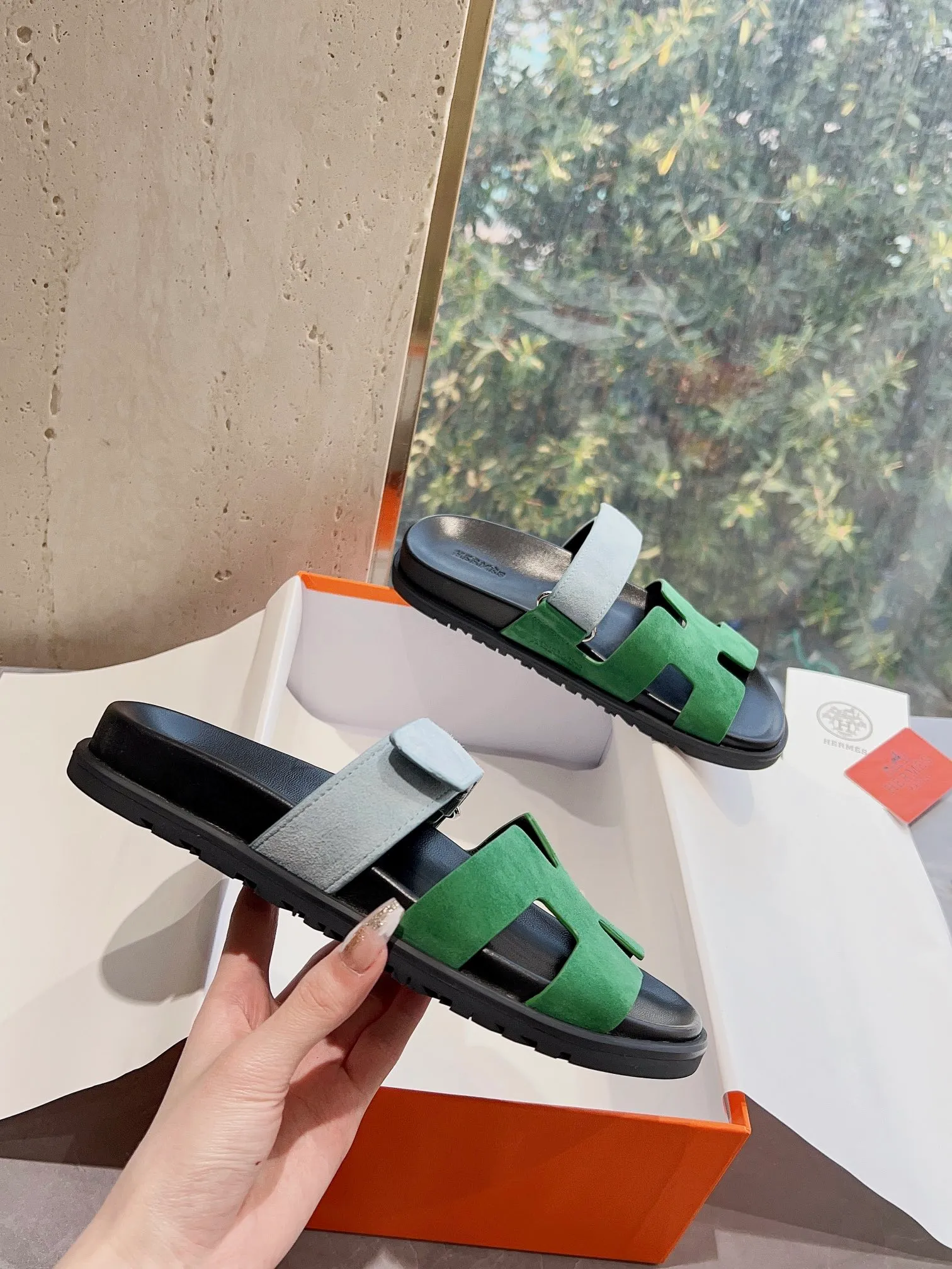 👟👟Ex-factory price 440👟👟 Men's size +10 H family 2024 spring and summer new style HERMES Hermes' recently popular couple's shoes, pig nose angle sandals and slippers, paired with various colorful socks, extremely trendy. Upper lining: imported original material. Outsole: non-slip and wear-resistant outsole. Size: Female 35-42 (40/42 non-returnable and non-exchangeable) Men’s size: 39-45 (45 is non-refundable and non-exchangeable)